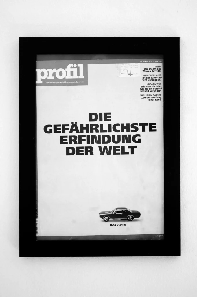 Ein gerahmtes Magazincover mit dem Titel "Die gefährlichste Erfindung der Welt". Darunter ist ein Bild eines Autos abgebildet. Der Hintergrund ist weiß und der Rahmen ist schwarz.