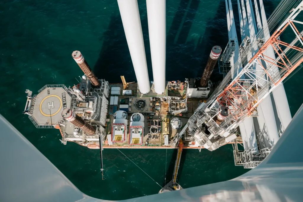 Blick aus dem Generator auf ein beladenes Transportschiff mit Blättern und Türmen.